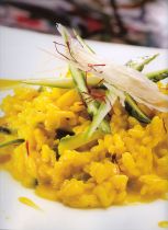 Risotto alla milanese arricchito con zucchine